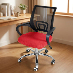Housse d'assise texturée installée sur le siège d'une chaise de bureau rouge