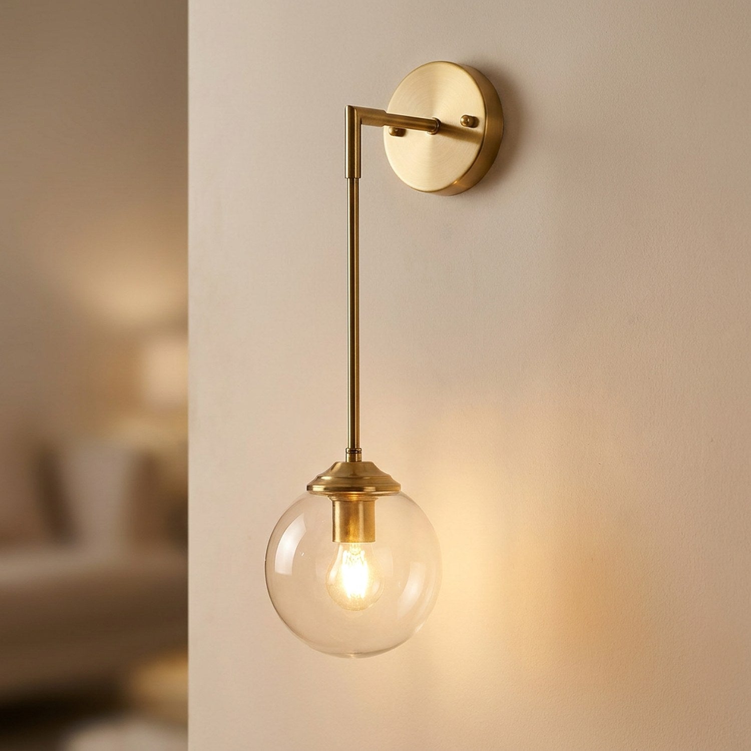 Applique murale boule de verre transparente suspendue gros plan
