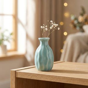 Mini vase en céramique turquoise avec une fleur séchée