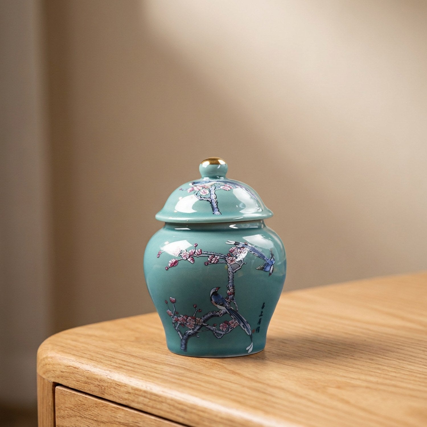 Vase chinois en céramique turquoise avec fleurs de prunier roses et oiseaux