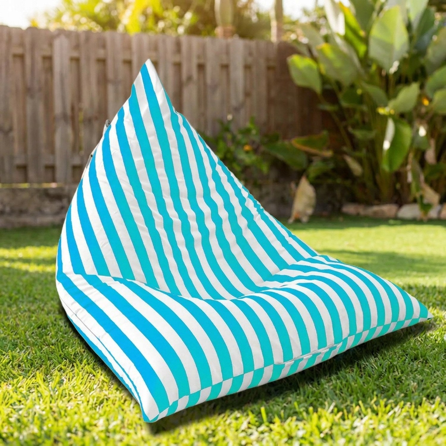 Housse de pouf géant extérieur rayée turquoise sur une pelouse