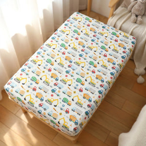 Drap housse bébé motif véhicules de chantier sur un matelas de berceau