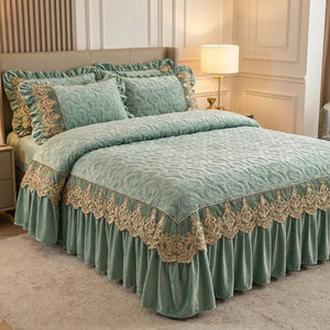 Couvre-lit matelassé en velours vert sauge à la dentelle brodée dorée sur un lit