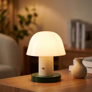 Lampe champignon base verte allumée sur une table en bois