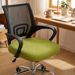 Housse d'assise texturée installée sur le siège d'une chaise de bureau verte