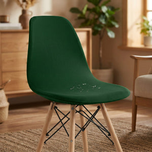 Housse de chaise vert fonce extensible sur une chaise scandinave