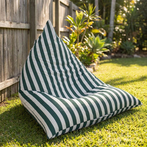 Housse de pouf géant extérieur rayée vert foncé sur une pelouse