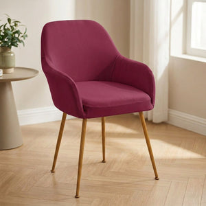 Housse de fauteuil bordeaux sur une chaise à accoudoirs