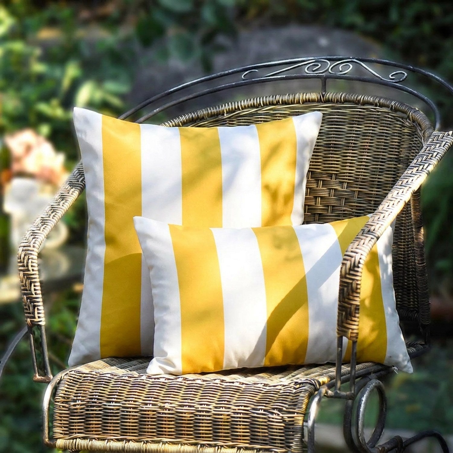 Housse de coussin imperméable à rayures jaunes sur une chaise de jardin