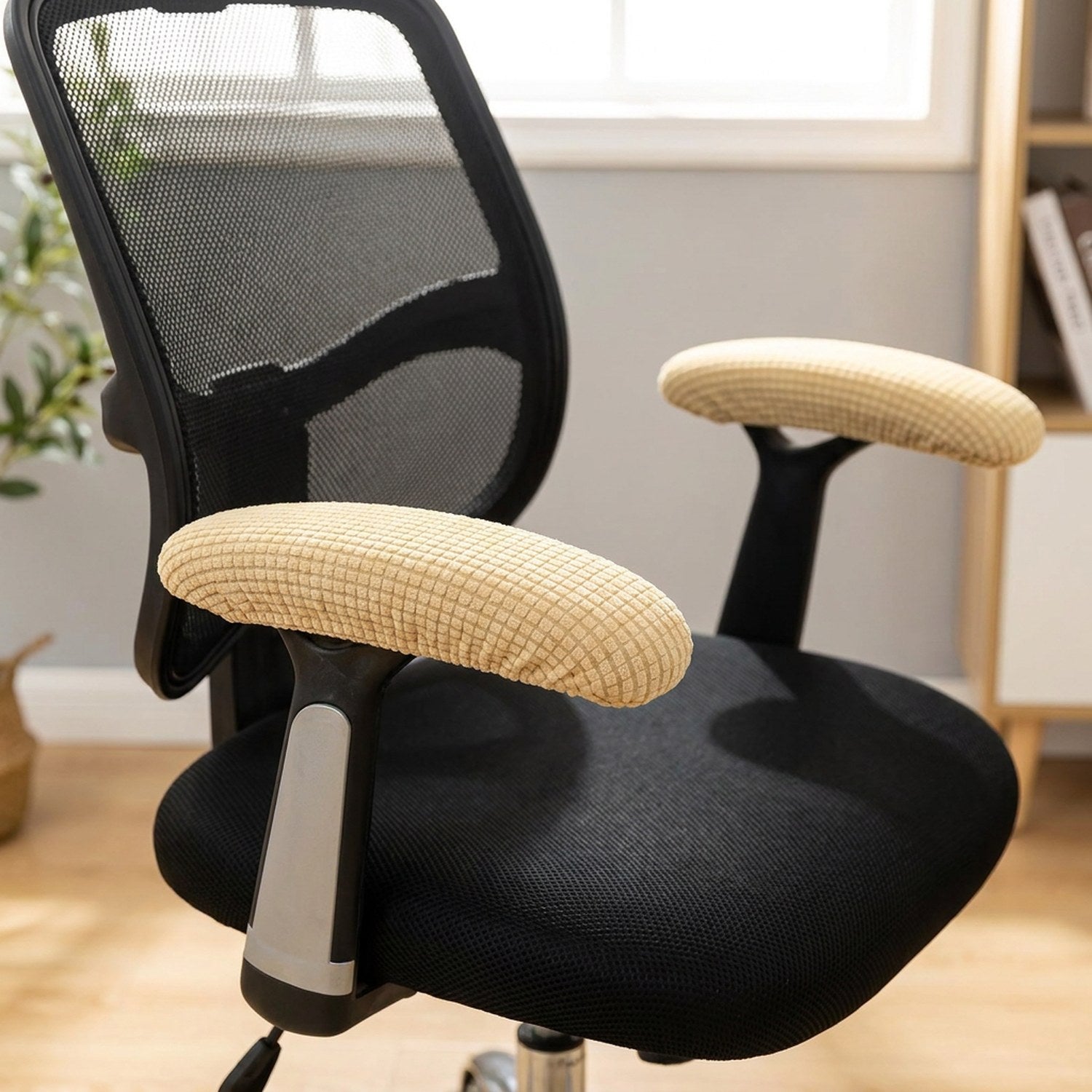 Paire de housses d'accoudoir beige en tissu texture installees sur une chaise de bureau