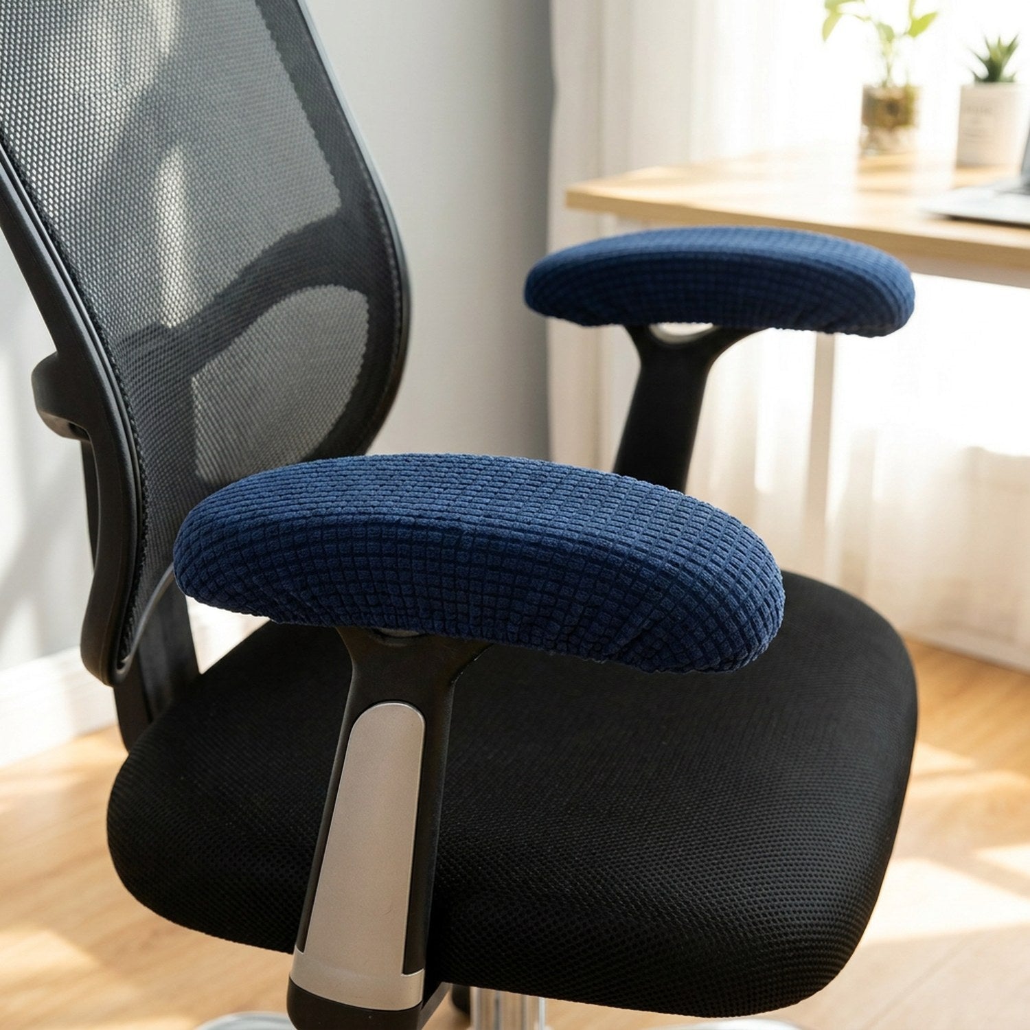 Paire de housses d'accoudoir bleu marine en tissu texture installees sur une chaise de bureau