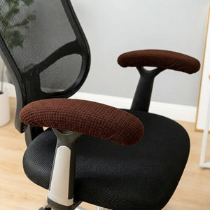 Paire de housses d'accoudoir marron en tissu texture installees sur une chaise de bureau
