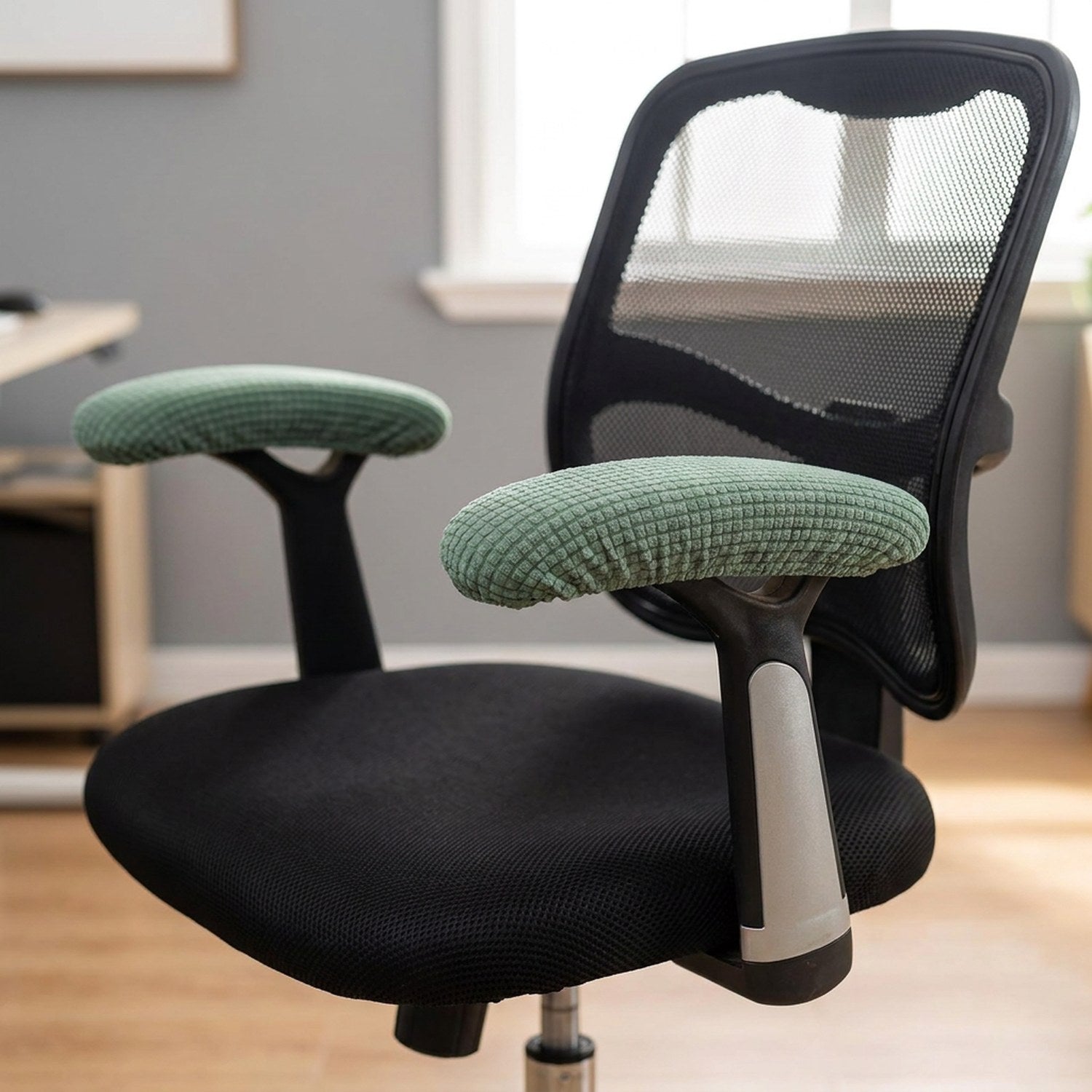 Paire de housses d'accoudoir vert sauge en tissu texture installees sur une chaise de bureau