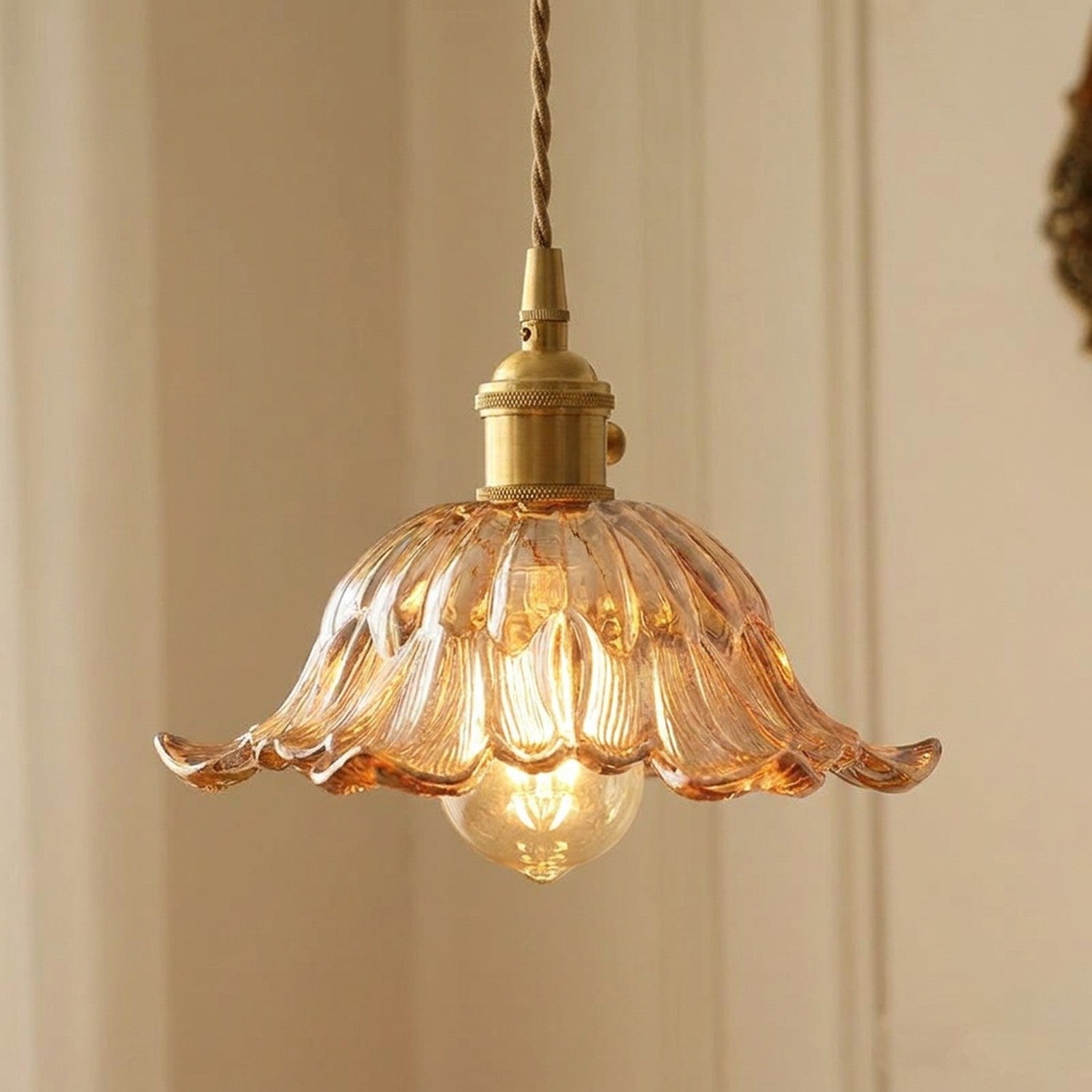 Suspension florale en verre ambré miel avec monture laiton dorée ampoule Edison