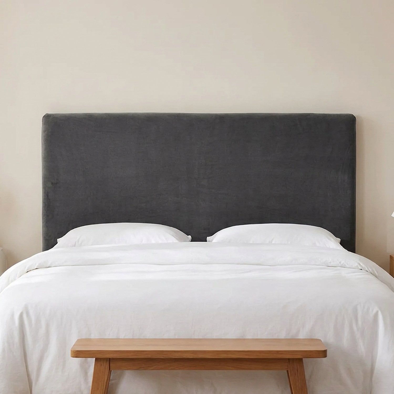 Housse de tête de lit en velours anthracite vue de face sur un lit