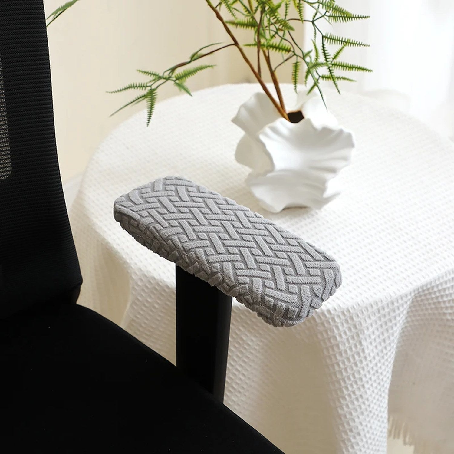 Housse d'accoudoir jacquard argenté sur chaise de bureau