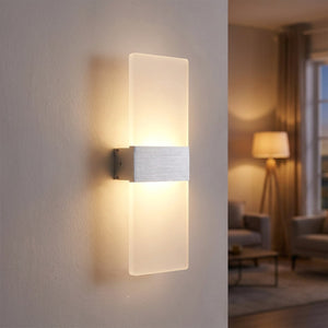Applique murale LED argentée allumée sur un mur de salon