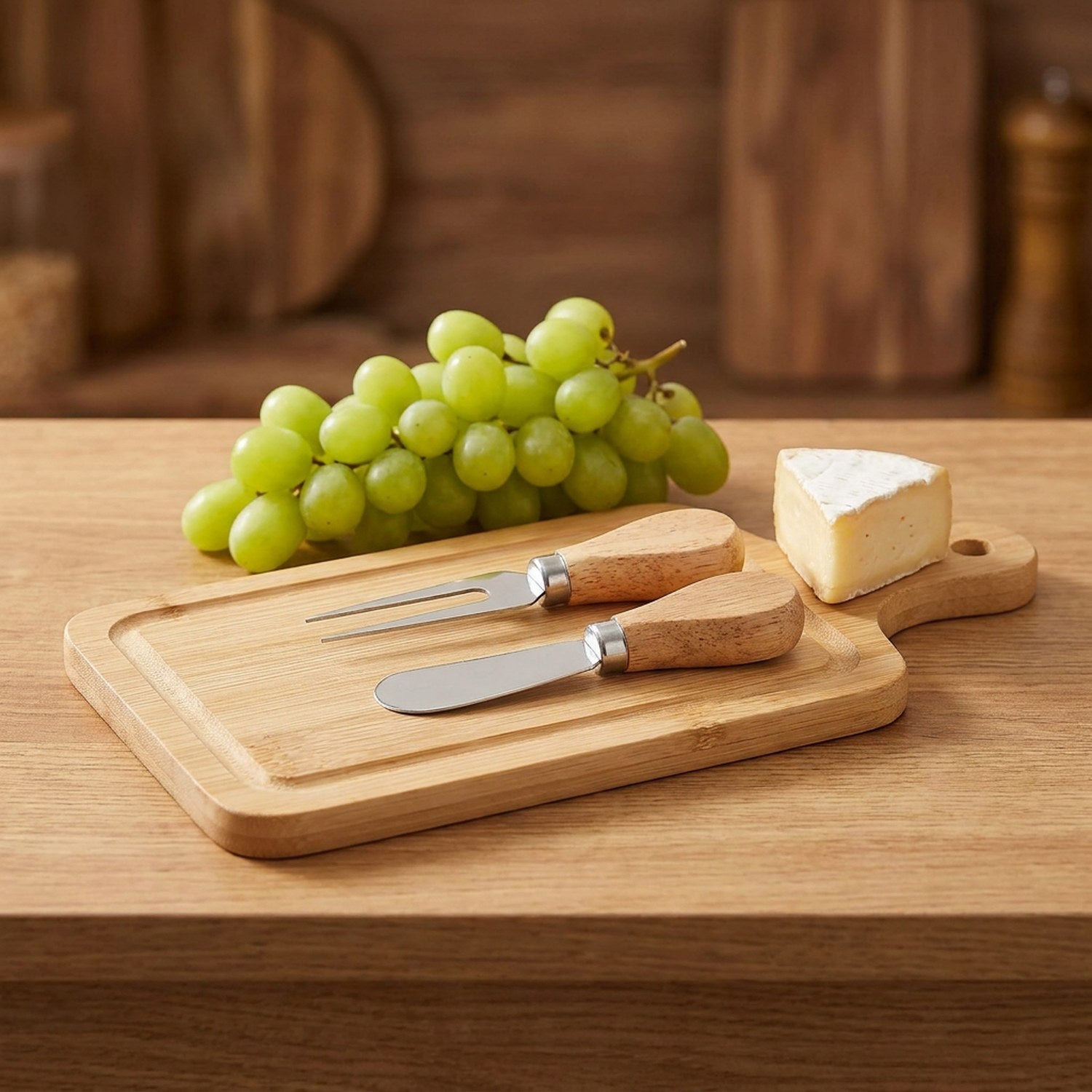 Planche à fromage en bambou clair avec couteau et fourchette assortis