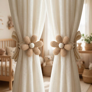 Lot de deux attaches rideau fleur beige en velours cotele sur des rideaux creme de chambre bebe