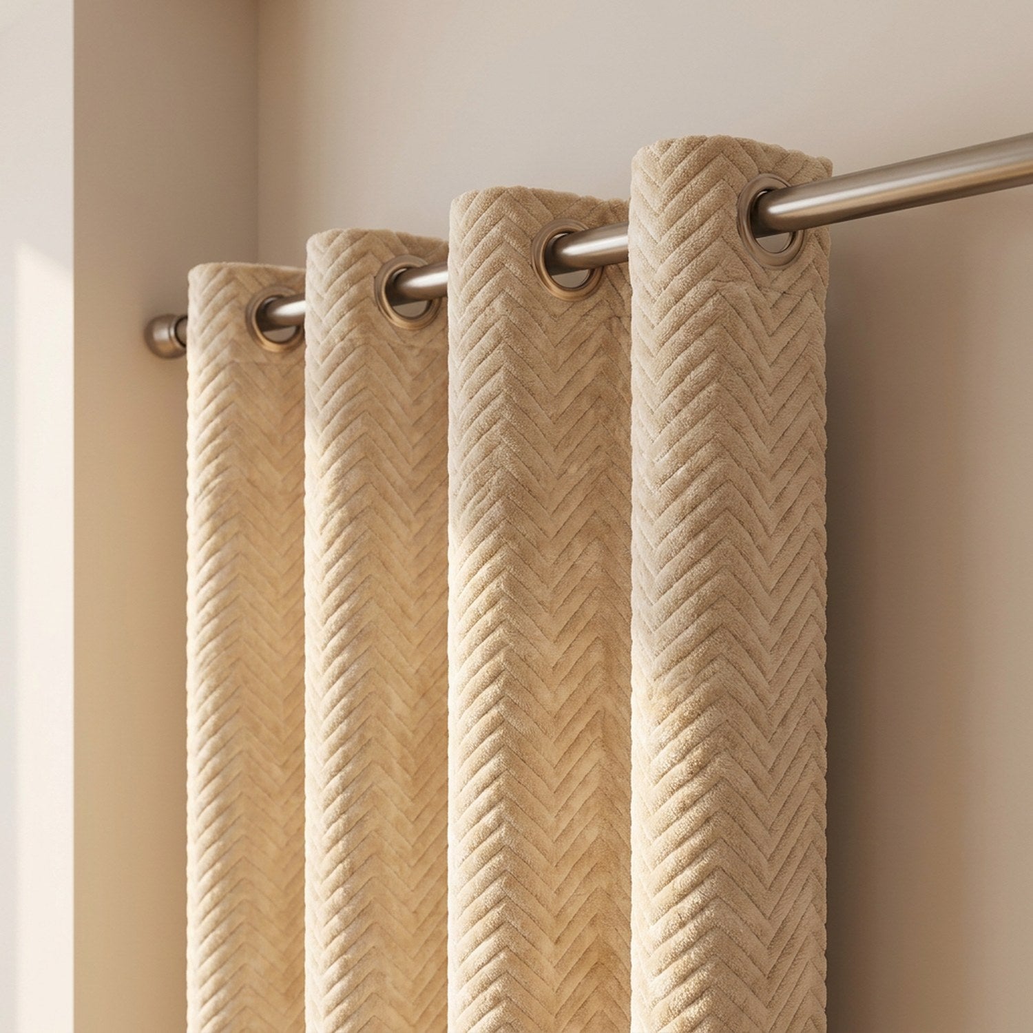 Gros plan sur le rideau chevron beige et ses œillets métalliques