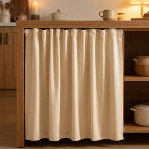 Rideau adhésif couleur beige fixé sous un plan de cuisine en bois