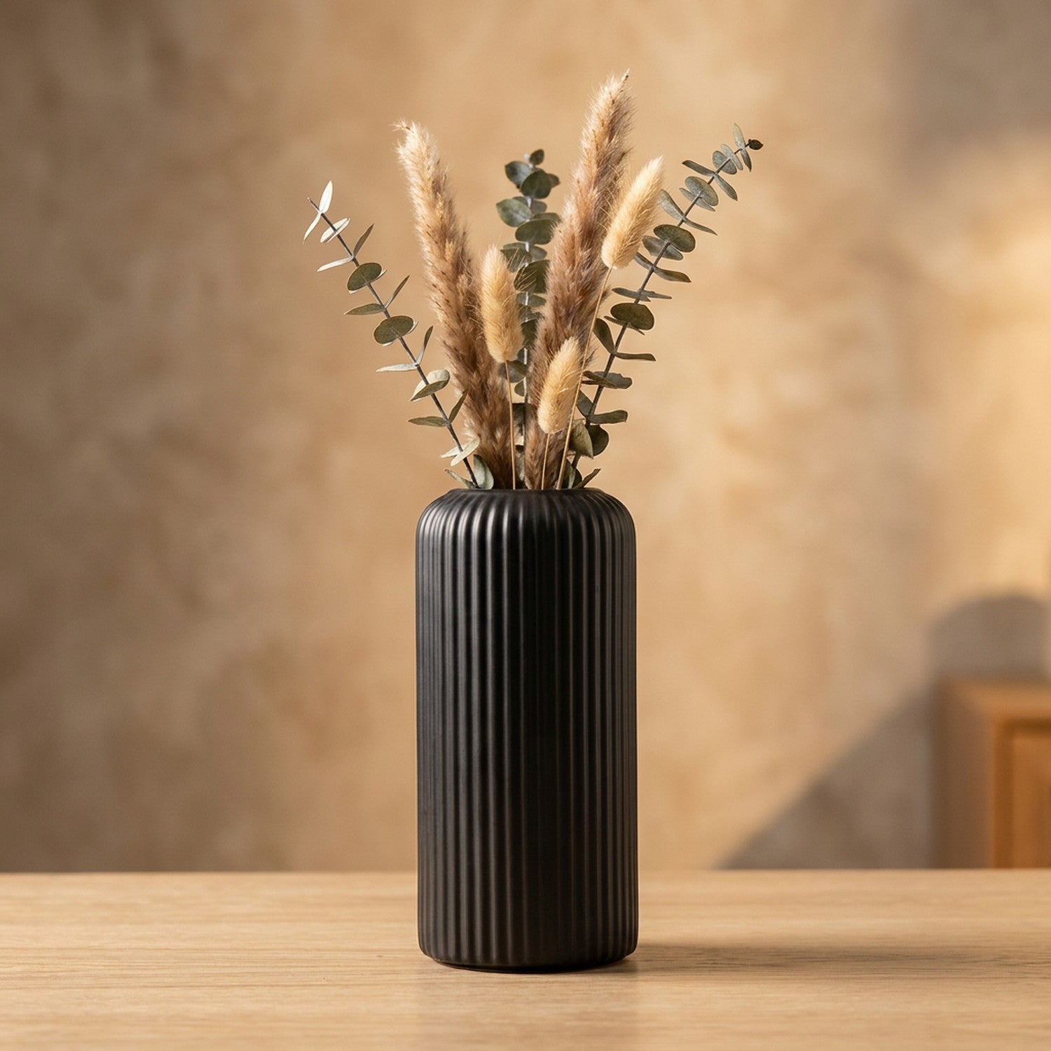 Vase noir mat à rainures aspect céramique de 20cm avec fleurs séchées
