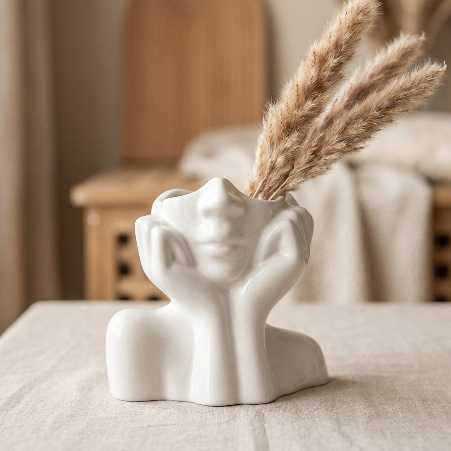 Vase céramique visage abstrait blanc fond lin