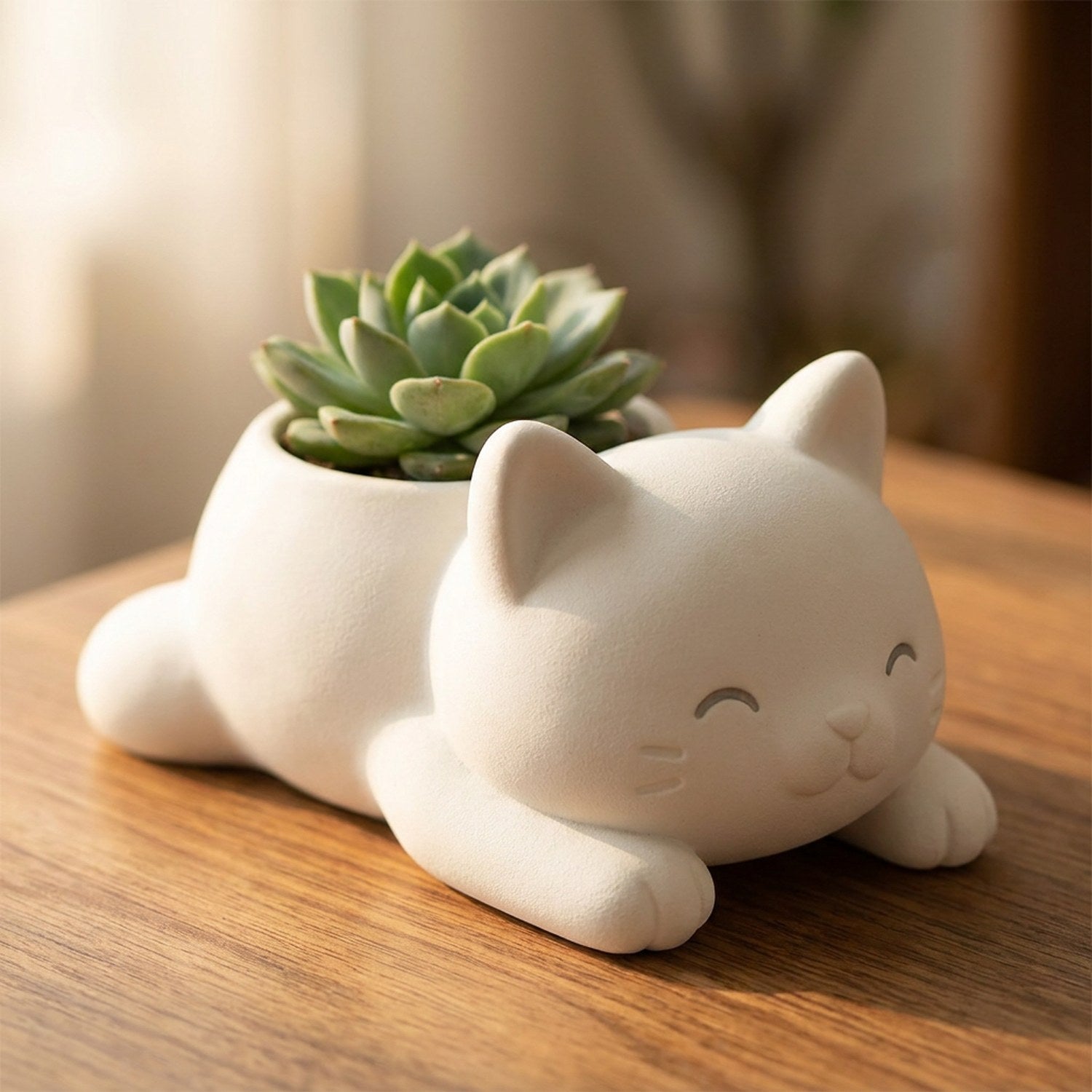 Cache-pot chat couché blanc avec succulente sur surface en bois