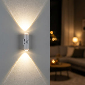 Applique murale LED allumée en blanc chaud fixée à un mur épuré