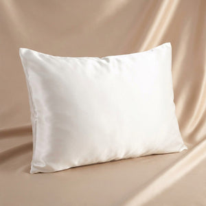 Taie d'oreiller en satin blanc gros plan avec reflets soyeux