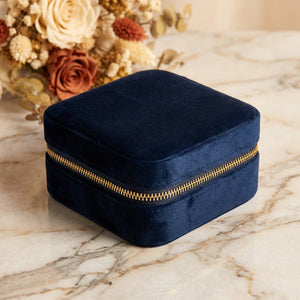 Boîte à bijoux en velours bleu foncé avec fermeture éclair dorée