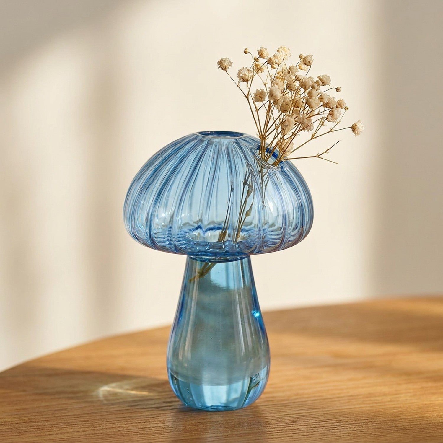 Vase champignon en verre bleu transparent avec fleurs
