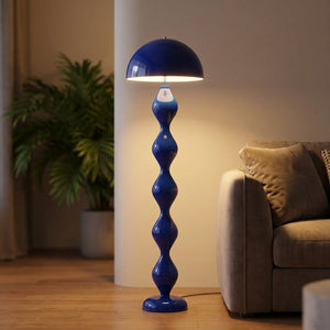 Lampadaire champignon bleu allumé dans un salon contemporain
