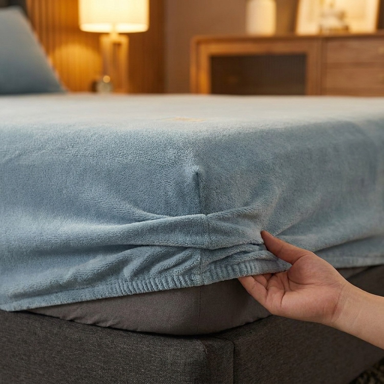 Drap-housse flanelle couleur bleu clair, gros plan sur le coin élastiqué