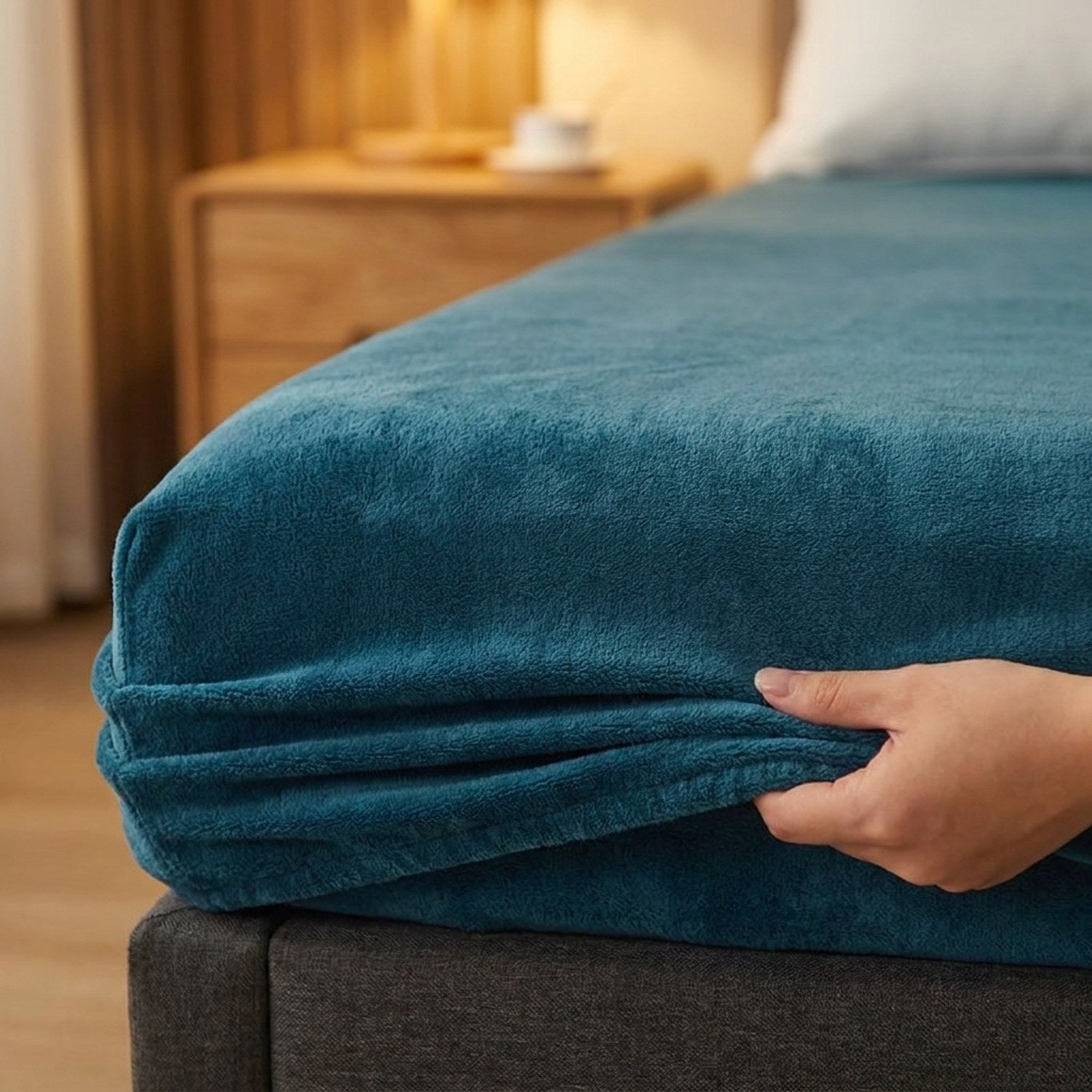 Drap-housse flanelle couleur bleu foncé, gros plan sur le coin élastiqué