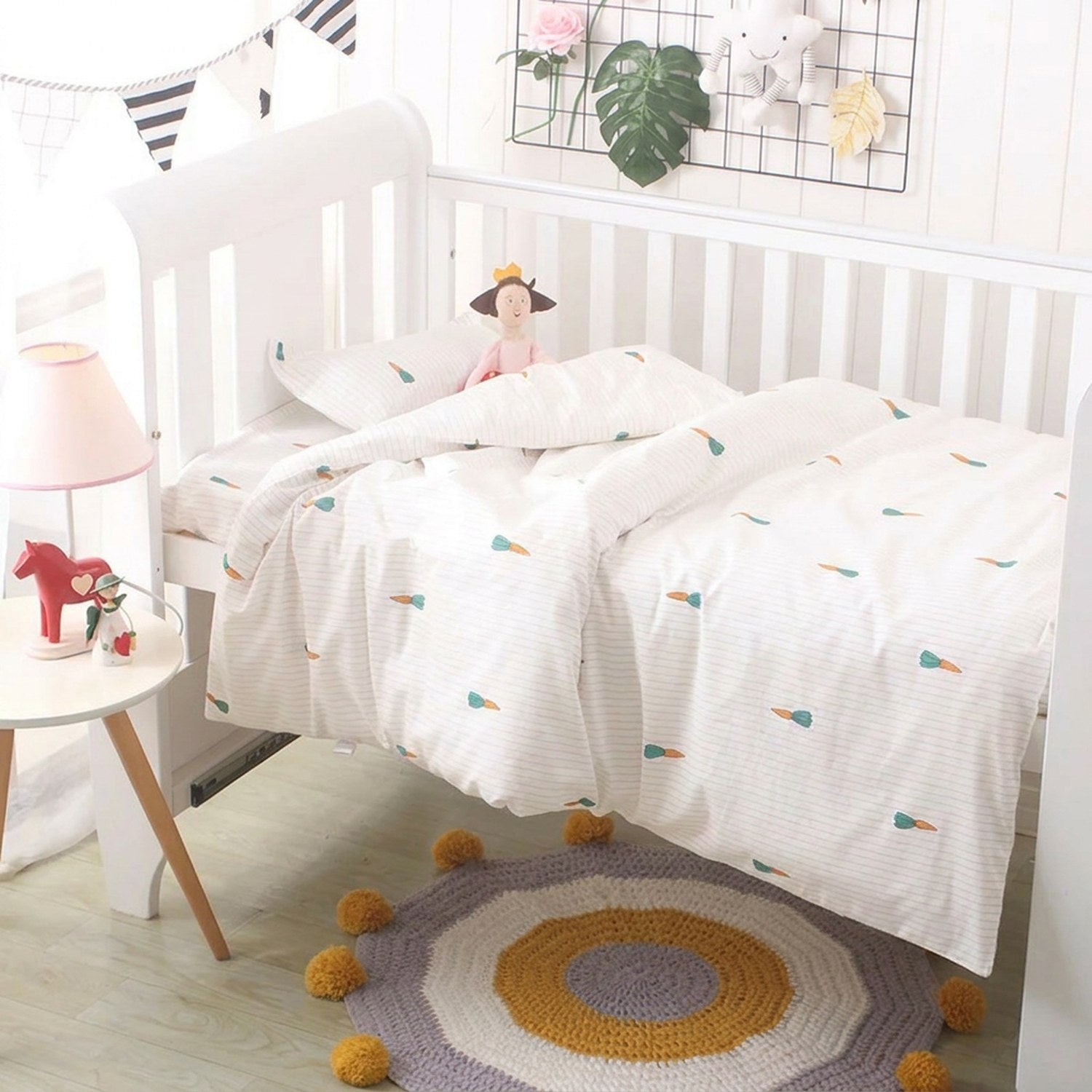 Parure de lit bébé motif carotte sur fond crème