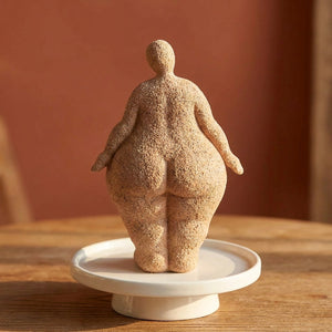 Statuette femme debout 16.5cm en résine sableuse vue de dos sur plateau céramique
