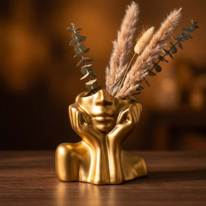 Vase céramique visage abstrait doré fond bois noyer