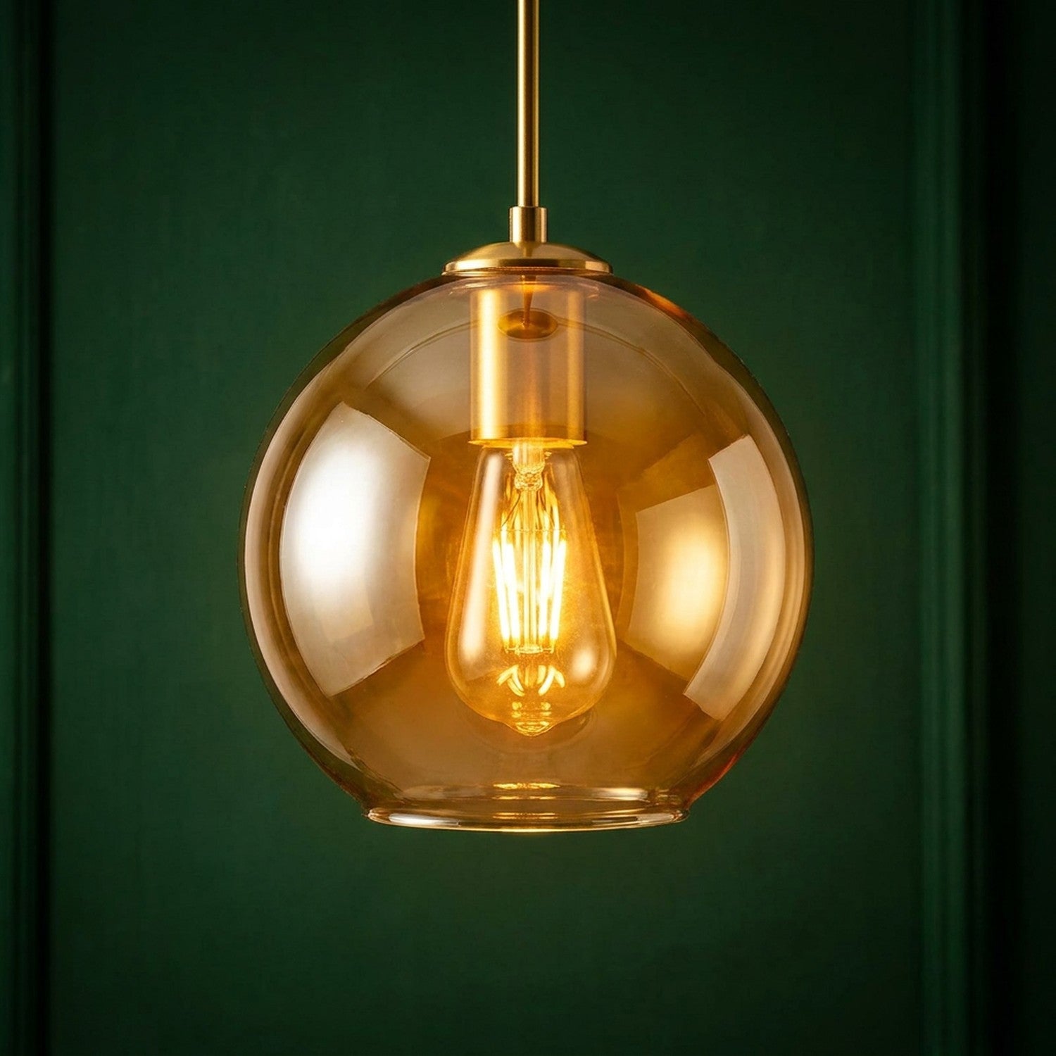 Suspension boule de verre ambré avec armature dorée allumée