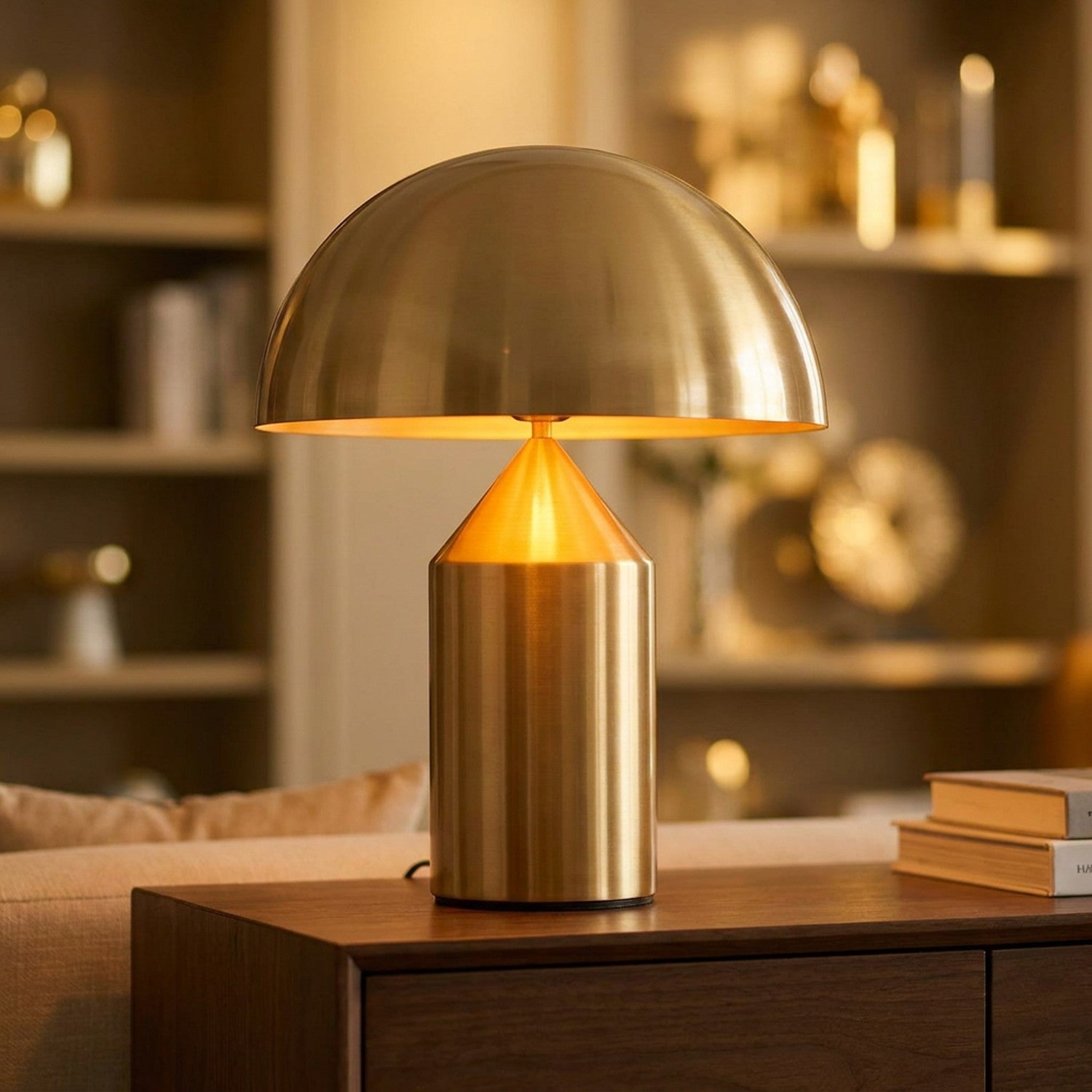 Lampe de table champignon Doré Grand H50cm allumée sur étagère de bibliothèque dans salon nordique
