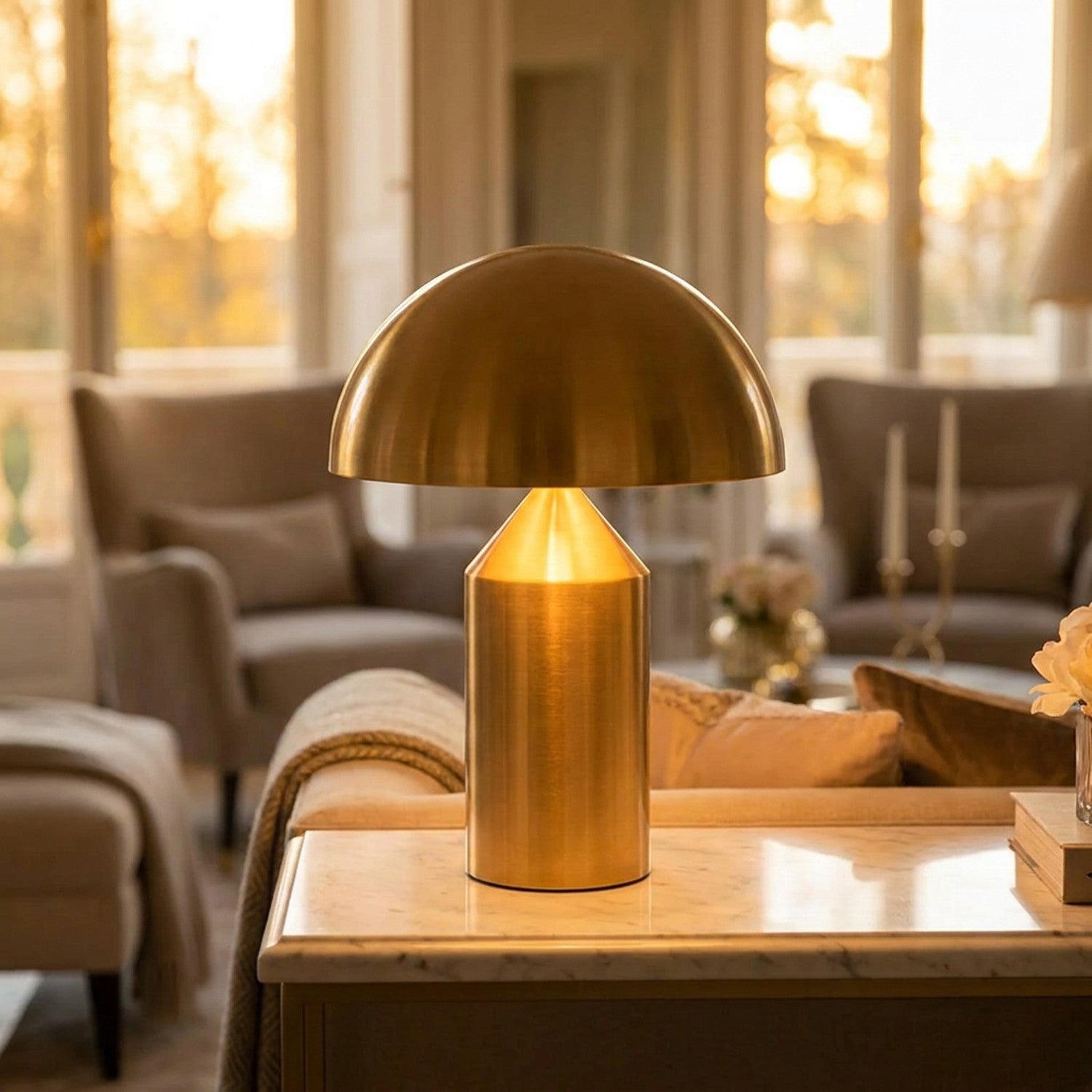 Lampe de table champignon Doré Petit H35cm allumée dans un salon luxueux avec lumière dorée