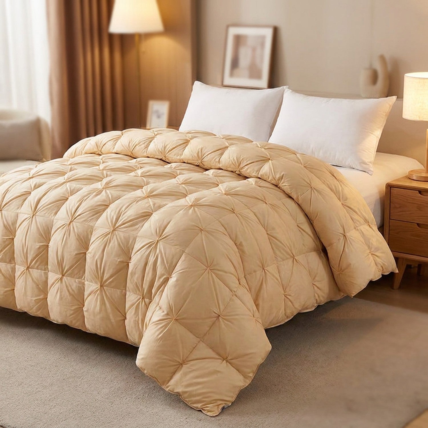 Couette en duvet matelassée doré champagne posée sur un lit