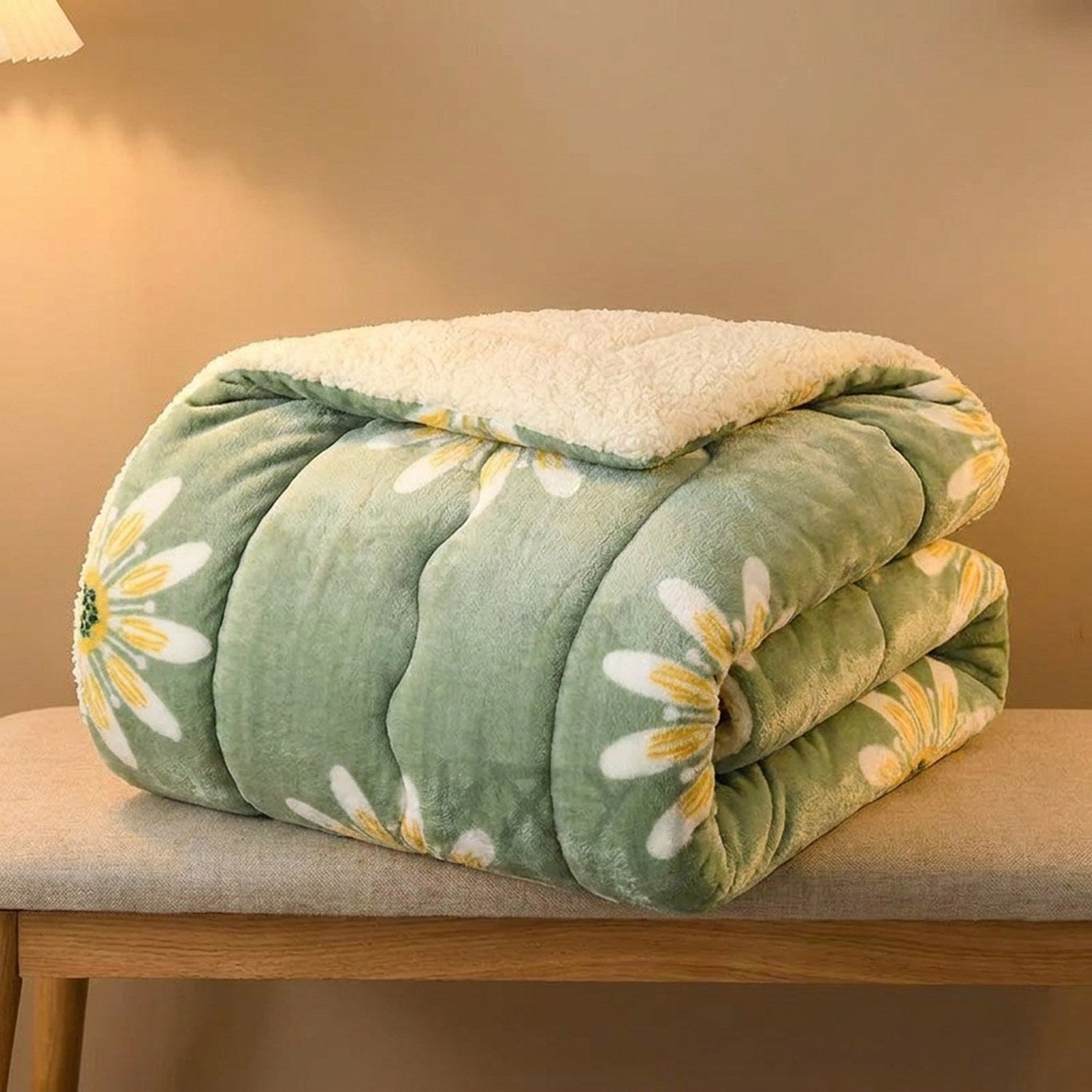 Couverture polaire motif fleurs vertes pliée montrant l'envers sherpa