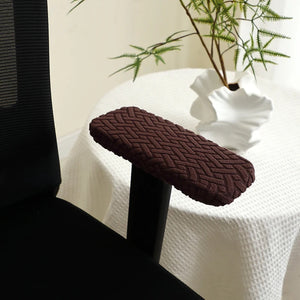Housse d'accoudoir jacquard grenat sur chaise de bureau