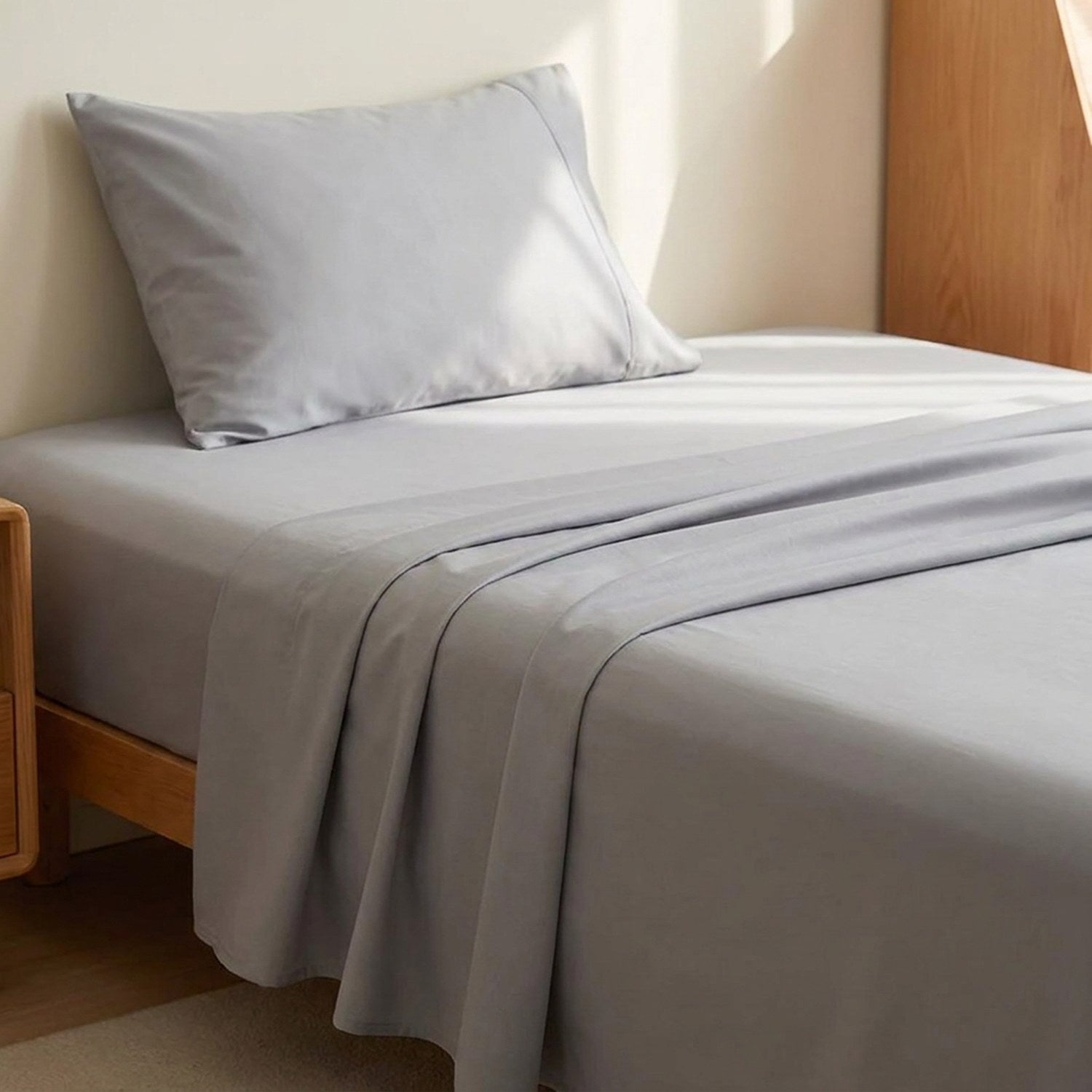 Drap plat gris en coton égyptien, gros plan sur le lit