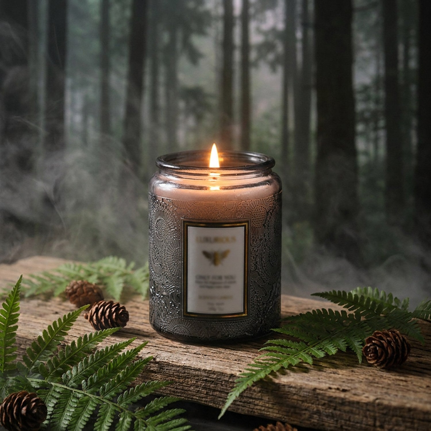 Bougie parfumée Forêt Brumeuse en pot de verre gris sur bois avec fougère et brume forestière