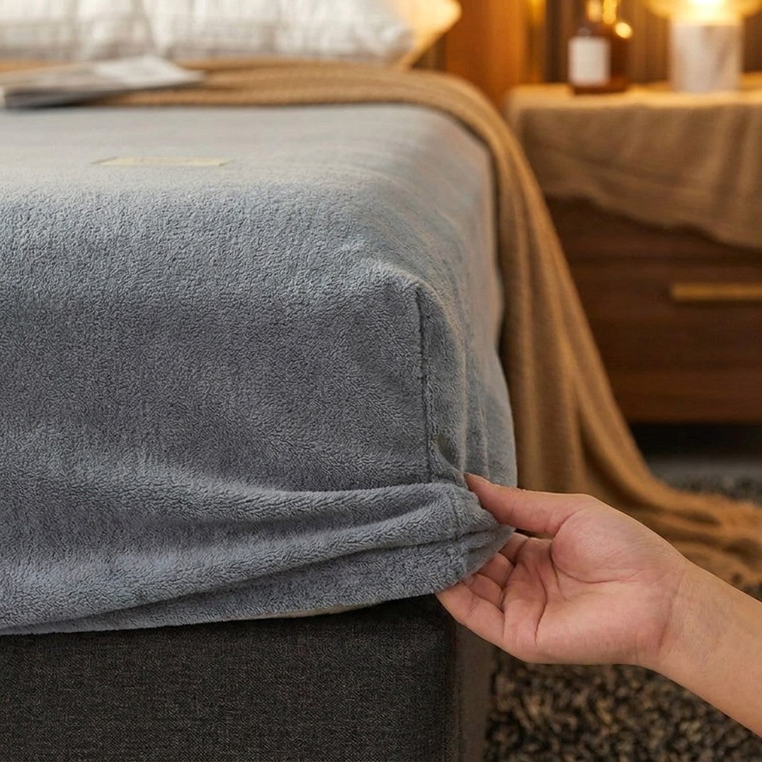 Drap-housse flanelle couleur gris, gros plan sur le coin élastiqué