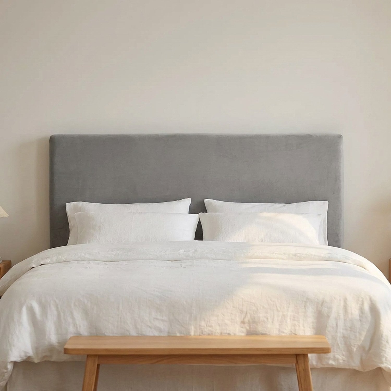 Housse de tête de lit en velours gris vue de face sur un lit