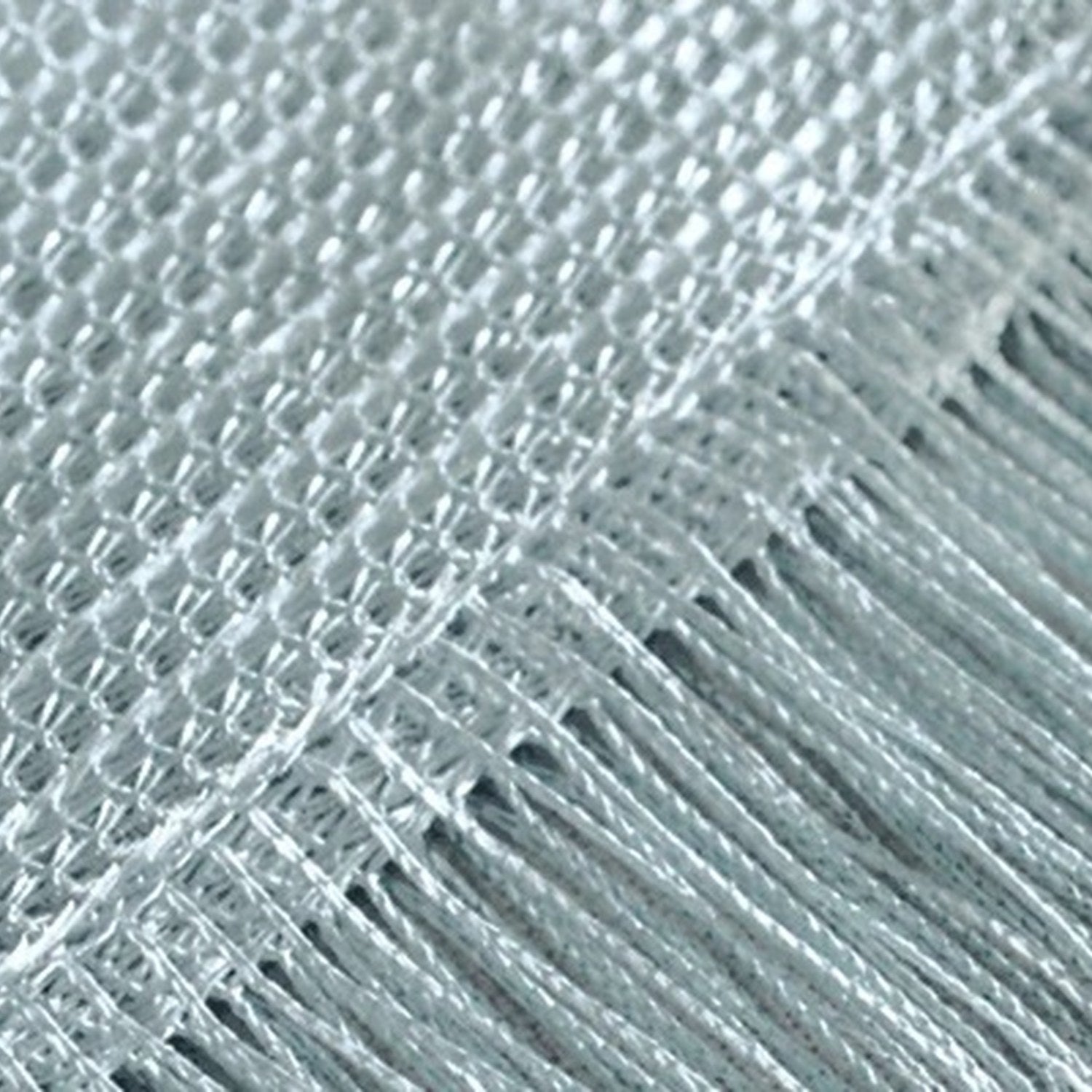 Rideau de fils gris gros plan sur les fils soyeux