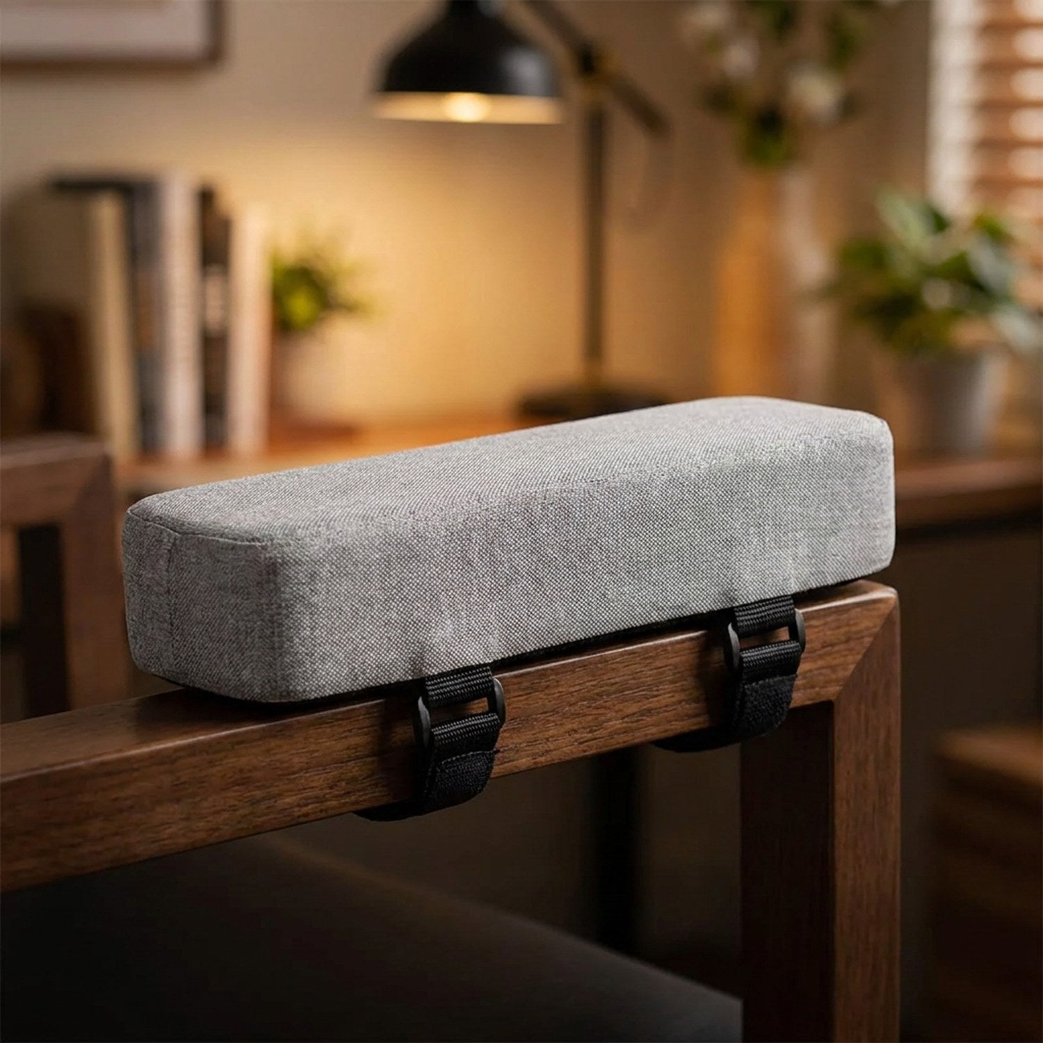 Coussinet d'accoudoir coloris gris avec ses sangles velcro